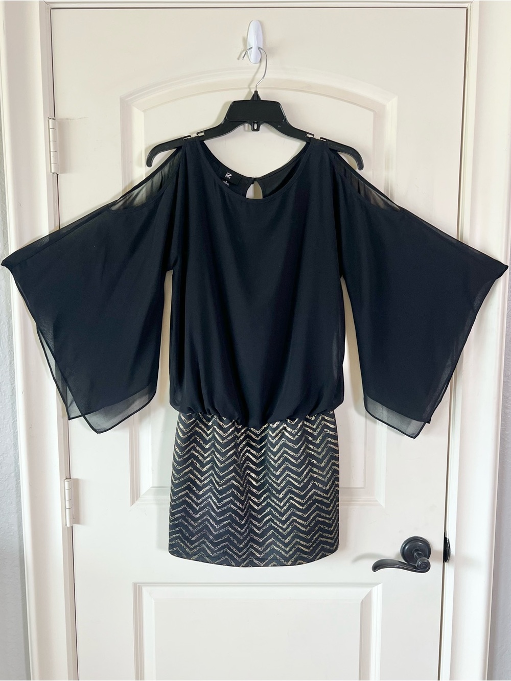 IZ Byer Black Cold-Shoulder Chiffon Gold Metallic Chevron Mini Dress Size small